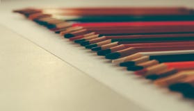 De nouveau à l'école, concept des crayons colorés sur un fond jaune de papier texturisé pour l'esquisse Teinté en à la mode et photographie stock De nouveau à l'école, concept des crayons colorés sur un fond jaune de papier texturisé pour l'esquisse Teinté en à la mode et photographie stock