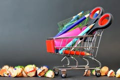 De nouveau à l'école : Fournitures scolaires dans le caddie Images libres de droits De nouveau à l'école : Fournitures scolaires dans le caddie Images libres de droits