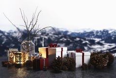 De Noël toujours la vie sur un rebord de fenêtre avec des alpes illustration stock De Noël toujours la vie sur un rebord de fenêtre avec des alpes illustration stock