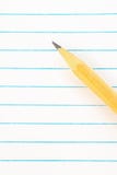 De nuevo al concepto de la educación escolar - papel de nota en blanco con el lápiz, el primer del fondo por el nuevo curso acadé imágenes de archivo libres de regalías De nuevo al concepto de la educación escolar - papel de nota en blanco con el lápiz, el primer del fondo por el nuevo curso acadé imágenes de archivo libres de regalías