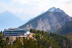De Observatiedek van de gondeltop op Zwavelberg in Banff Stock Afbeeldingen De Observatiedek van de gondeltop op Zwavelberg in Banff Stock Afbeeldingen