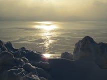De oceaan is bevroren in de winter en schittert in de zon stock foto De oceaan is bevroren in de winter en schittert in de zon stock foto