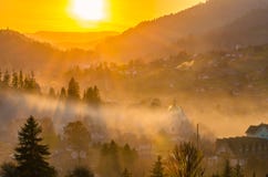 De Oekraïense Karpatische achtergrond van het Bergenlandschap tijdens de zonsondergang in het de herfstseizoen Royalty-vrije Stock Foto De Oekraïense Karpatische achtergrond van het Bergenlandschap tijdens de zonsondergang in het de herfstseizoen Royalty-vrije Stock Foto