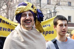 De Oekraïne, Odessa - April 1, 2019 leden van Hazenkrishna zingt en danst tijdens een feestelijke optocht gewijd aan de Dag van G royalty-vrije stock foto's De Oekraïne, Odessa - April 1, 2019 leden van Hazenkrishna zingt en danst tijdens een feestelijke optocht gewijd aan de Dag van G royalty-vrije stock foto's