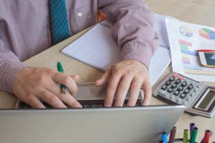 de onderneemster en laptop van het bedrijfsboekhoudingsconcept met calculator op lijst werkplaats stock foto de onderneemster en laptop van het bedrijfsboekhoudingsconcept met calculator op lijst werkplaats stock foto