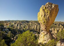 De Ongeluksboden van de steen bij Nationaal Monument Chiricahua royalty-vrije stock foto De Ongeluksboden van de steen bij Nationaal Monument Chiricahua royalty-vrije stock foto