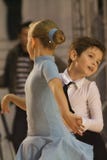 De open Latijnse Wedstrijd van de Dans, 6 - 9 jaar royalty-vrije stock foto De open Latijnse Wedstrijd van de Dans, 6 - 9 jaar royalty-vrije stock foto