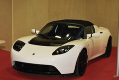 De open tweepersoonsauto Experimentele stroom van Tesla stock foto De open tweepersoonsauto Experimentele stroom van Tesla stock foto