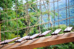De openluchtactiviteiten van het oefeningsavontuur, bereidende houten de ladderbrug van de verkennerspromenade in het midden van royalty-vrije stock foto De openluchtactiviteiten van het oefeningsavontuur, bereidende houten de ladderbrug van de verkennerspromenade in het midden van royalty-vrije stock foto