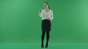 De opgewekte jonge bedrijfsvrouw heeft online videopraatje Zij draagt formele kleding: witte overhemd en blak skirtand tribunes stock video De opgewekte jonge bedrijfsvrouw heeft online videopraatje Zij draagt formele kleding: witte overhemd en blak skirtand tribunes stock video