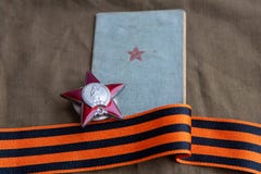 De orde van Red Star, soldier’s boek en St George Ribbon ligt op een geteerd zeildoek Close-up 9 kunnen stock afbeelding De orde van Red Star, soldier’s boek en St George Ribbon ligt op een geteerd zeildoek Close-up 9 kunnen stock afbeelding