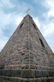 De oude bouw van steenpiramide, op een achtergrond van blauwe hemel stock foto's De oude bouw van steenpiramide, op een achtergrond van blauwe hemel stock foto's