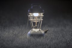 De oude lampen van de messingskerosine, Antieke messingslamp, Nacht het kamperen lantaarn, op Grijze grasachtergrond Zachte nadru royalty-vrije stock afbeeldingen De oude lampen van de messingskerosine, Antieke messingslamp, Nacht het kamperen lantaarn, op Grijze grasachtergrond Zachte nadru royalty-vrije stock afbeeldingen