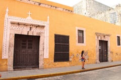 De oude mayan bouw met gele muur in Merida royalty-vrije stock afbeelding De oude mayan bouw met gele muur in Merida royalty-vrije stock afbeelding