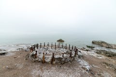 De oude ruïnes van het oorlogsfort op het strand stock afbeeldingen De oude ruïnes van het oorlogsfort op het strand stock afbeeldingen