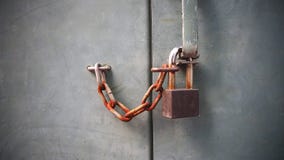 De oude sleutel van het roestslot met ketting op grijze cementmuur Het concept van de veiligheid stock foto's De oude sleutel van het roestslot met ketting op grijze cementmuur Het concept van de veiligheid stock foto's
