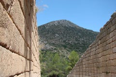 De oude stad van Mycenae op het schiereiland de Peloponnesus Griekenland 06 19 2014 Landschap van de ruïnes van oude Griekse arch royalty-vrije stock foto De oude stad van Mycenae op het schiereiland de Peloponnesus Griekenland 06 19 2014 Landschap van de ruïnes van oude Griekse arch royalty-vrije stock foto