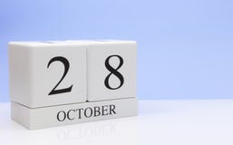 28 de outubro dia 28 do mês, calendário diário na tabela branca com reflexão, com claro - fundo azul Tempo do outono, espaço vazi fotos de stock 28 de outubro dia 28 do mês, calendário diário na tabela branca com reflexão, com claro - fundo azul Tempo do outono, espaço vazi fotos de stock