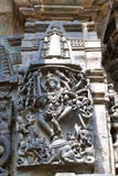 De overladen hulp die van het muurpaneel Shiva afschilderen die op het hoofd van Gajasura, Chennakesava-tempel, Belur, Karnataka royalty-vrije stock afbeeldingen De overladen hulp die van het muurpaneel Shiva afschilderen die op het hoofd van Gajasura, Chennakesava-tempel, Belur, Karnataka royalty-vrije stock afbeeldingen