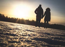 De paarholding dient de winterzonsondergang in stock foto's De paarholding dient de winterzonsondergang in stock foto's