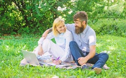 De paarjeugd besteedt vrije tijd in openlucht werkend met laptop Paar in liefde of freelance familie het werk Moderne online zake royalty-vrije stock foto De paarjeugd besteedt vrije tijd in openlucht werkend met laptop Paar in liefde of freelance familie het werk Moderne online zake royalty-vrije stock foto