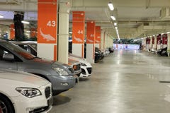 De Partijen van het kelderverdiepingsParkeerterrein stock foto's De Partijen van het kelderverdiepingsParkeerterrein stock foto's