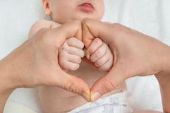 De pasgeboren moeder van de babyholding dient hartvorm in royalty-vrije stock afbeelding De pasgeboren moeder van de babyholding dient hartvorm in royalty-vrije stock afbeelding