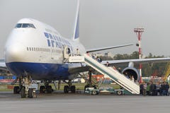 De passagiers schepen de vliegtuigen Boeing 747 in Transaero-luchtvaartlijnen royalty-vrije stock afbeeldingen De passagiers schepen de vliegtuigen Boeing 747 in Transaero-luchtvaartlijnen royalty-vrije stock afbeeldingen