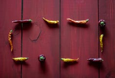 De Peper van Chili op rode houten achtergrond Hoogste mening stock afbeelding De Peper van Chili op rode houten achtergrond Hoogste mening stock afbeelding
