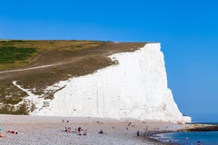 De personen van de klippenmensen van het vooraanzichtstrand het liggen duidelijke overzees van de strand het zonnige dag Het hebb royalty-vrije stock foto De personen van de klippenmensen van het vooraanzichtstrand het liggen duidelijke overzees van de strand het zonnige dag Het hebb royalty-vrije stock foto