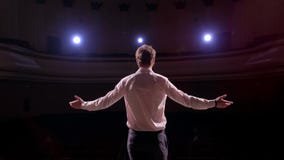 De persoon zegt over marketing en beheer voor succesvolle verkoop aan de close-up van studenteninoors Professionele ideeën stock footage De persoon zegt over marketing en beheer voor succesvolle verkoop aan de close-up van studenteninoors Professionele ideeën stock footage