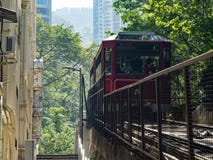 De piektramritten aan het het bekijken platform in Victoria Peak stock afbeeldingen De piektramritten aan het het bekijken platform in Victoria Peak stock afbeeldingen