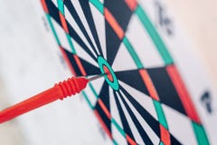 De Pijlen van het leidingsconcept op boogschietendoel van van het bedrijfs dartboarddoel concept stock afbeeldingen De Pijlen van het leidingsconcept op boogschietendoel van van het bedrijfs dartboarddoel concept stock afbeeldingen