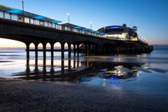 De Pijler van Bournemouth, UK, van het strand, in laag licht in de ochtend vroeg wordt het gefotografeerd die stock afbeeldingen De Pijler van Bournemouth, UK, van het strand, in laag licht in de ochtend vroeg wordt het gefotografeerd die stock afbeeldingen