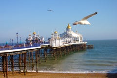 De pijler van Eastbourne op een zonnige dag stock foto's De pijler van Eastbourne op een zonnige dag stock foto's