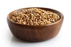 De pitten van de de wintertarwe in donkere houten kom stock afbeelding De pitten van de de wintertarwe in donkere houten kom stock afbeelding