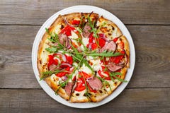 De pizza met vlak kalfsvlees en arugula, legt royalty-vrije stock foto De pizza met vlak kalfsvlees en arugula, legt royalty-vrije stock foto