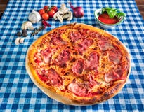 De pizza van de ham en van de kaas royalty-vrije stock afbeeldingen De pizza van de ham en van de kaas royalty-vrije stock afbeeldingen