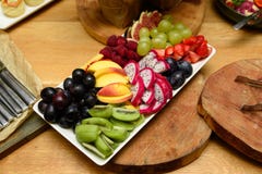 De plaat van het partijfruit met diverse vruchten royalty-vrije stock foto De plaat van het partijfruit met diverse vruchten royalty-vrije stock foto