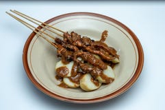 De plaat van rijst koekt lontong met satay stokken van Indonesië royalty-vrije stock fotografie De plaat van rijst koekt lontong met satay stokken van Indonesië royalty-vrije stock fotografie