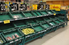 De planken zijn leeg in een supermarkt van Bangkok in Oktober 2011 aangezien de mensen voor de inkomende vloed voorbereidingen tr stock afbeeldingen De planken zijn leeg in een supermarkt van Bangkok in Oktober 2011 aangezien de mensen voor de inkomende vloed voorbereidingen tr stock afbeeldingen