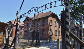De Poort van de Auschwitzconcentratie, het teken van ARBEIT MACHT FREI Zonnige dag op 7 Juli, 2015 - Krakau, Polen royalty-vrije stock foto's De Poort van de Auschwitzconcentratie, het teken van ARBEIT MACHT FREI Zonnige dag op 7 Juli, 2015 - Krakau, Polen royalty-vrije stock foto's