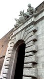De poorten van de het Museumtoeristen van Vatikaan zijn godsdienstig stock fotografie De poorten van de het Museumtoeristen van Vatikaan zijn godsdienstig stock fotografie