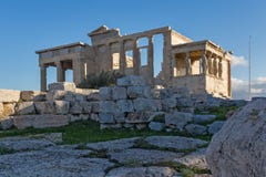 De Portiek van de Kariatiden in Erechtheion een oude Griekse tempel aan de het noordenkant van de Akropolis van Athene, Griekenla Royalty-vrije Stock Afbeelding De Portiek van de Kariatiden in Erechtheion een oude Griekse tempel aan de het noordenkant van de Akropolis van Athene, Griekenla Royalty-vrije Stock Afbeelding