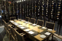 De privé ruimte van het luxerestaurant in een hotel stock afbeelding De privé ruimte van het luxerestaurant in een hotel stock afbeelding