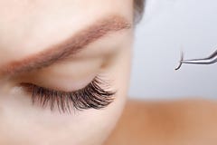 De Procedure van de wimperuitbreiding Het oog van de vrouw met lange wimpers De zwepen, sluiten omhoog, geselecteerde nadruk royalty-vrije stock foto De Procedure van de wimperuitbreiding Het oog van de vrouw met lange wimpers De zwepen, sluiten omhoog, geselecteerde nadruk royalty-vrije stock foto