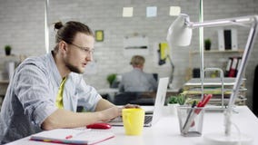 De productieve gedisciplineerde zakenman die het achter het eindigen bureauwerk aangaande laptop leunen, efficiënte manager steld stock video De productieve gedisciplineerde zakenman die het achter het eindigen bureauwerk aangaande laptop leunen, efficiënte manager steld stock video