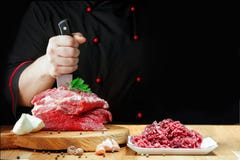 De professionele chef-kok bereidt gehakt van vers vlees voor Royalty-vrije Stock Afbeeldingen De professionele chef-kok bereidt gehakt van vers vlees voor Royalty-vrije Stock Afbeeldingen