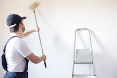 De professionele schildersarbeider schildert muur stock fotografie De professionele schildersarbeider schildert muur stock fotografie