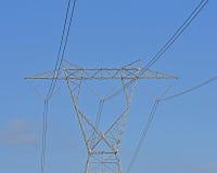 De pyloon steunt hoogspannings elektrolijnen stock foto De pyloon steunt hoogspannings elektrolijnen stock foto
